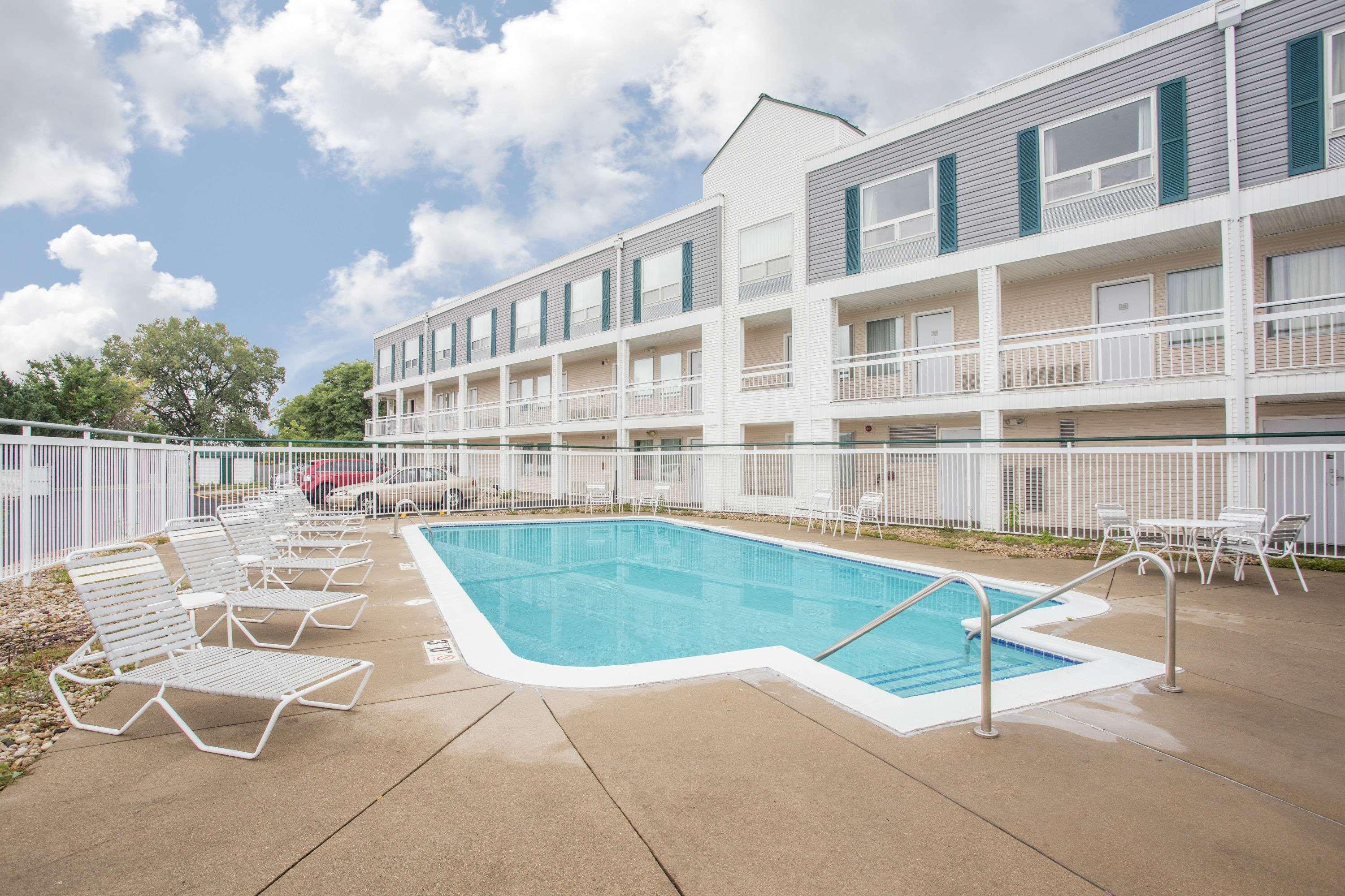 Hotel Super 8 By Wyndham Madison East Exterior foto
