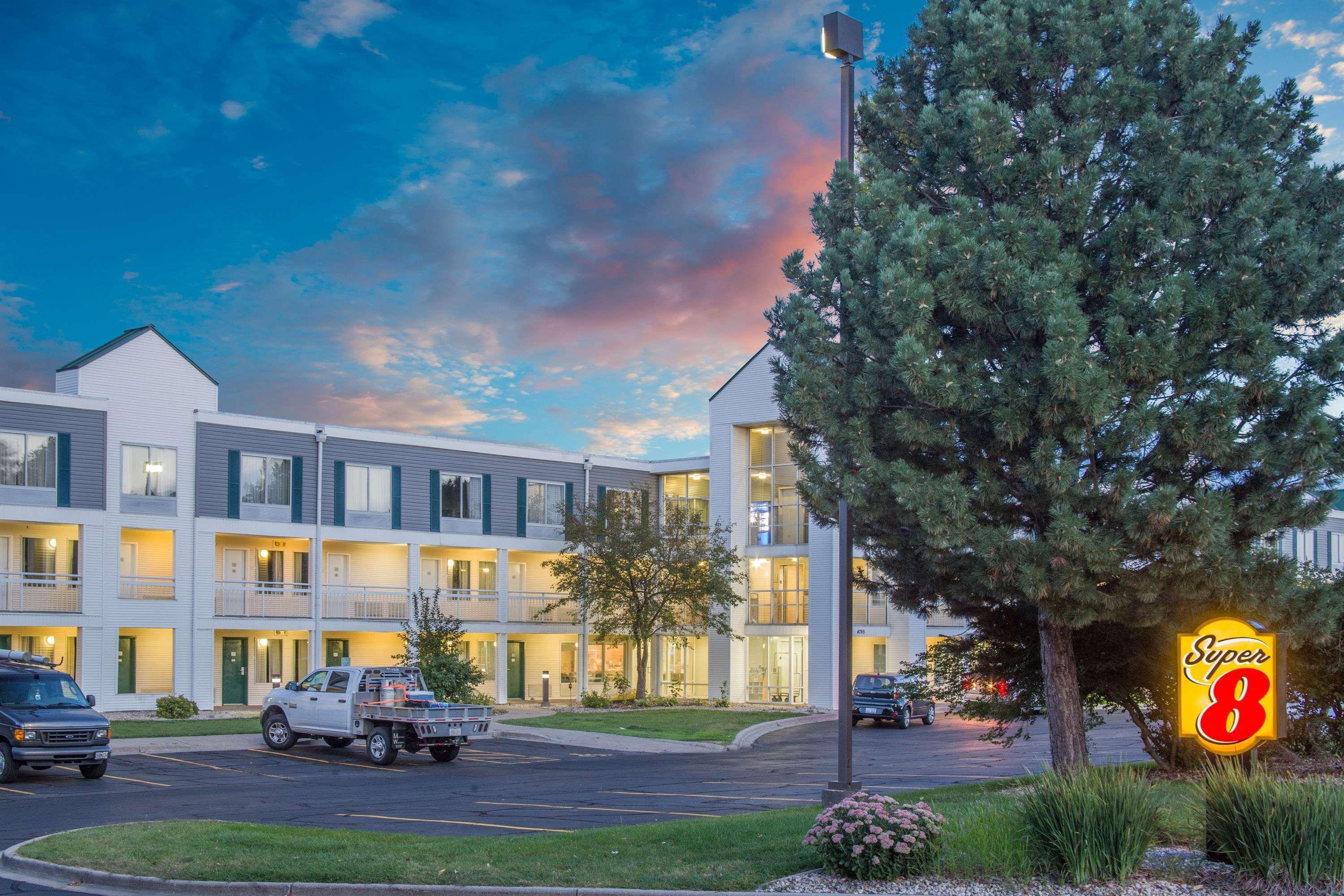 Hotel Super 8 By Wyndham Madison East Exterior foto