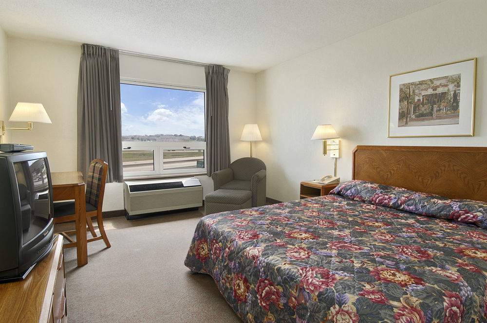 Hotel Super 8 By Wyndham Madison East Habitación foto