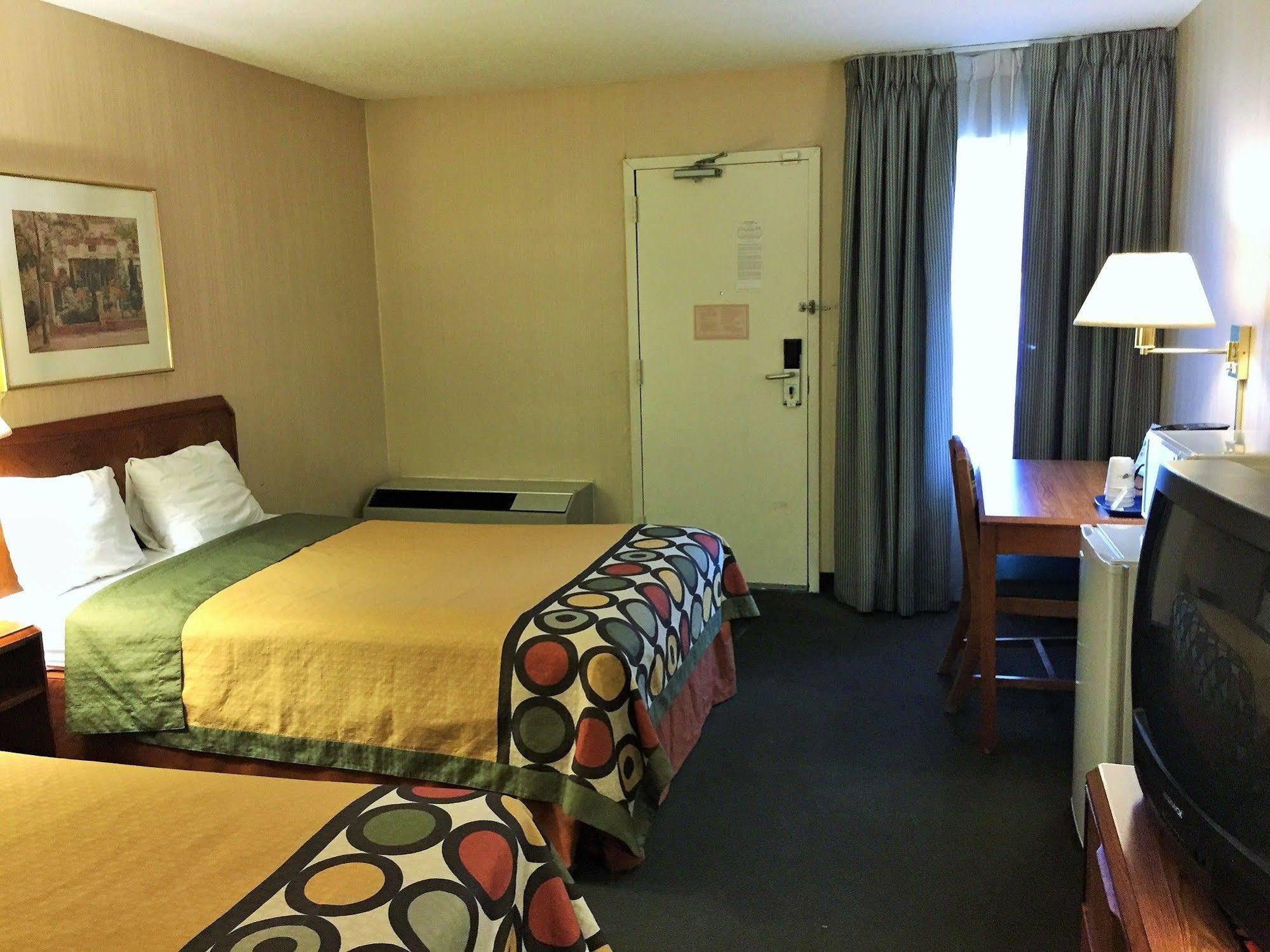 Hotel Super 8 By Wyndham Madison East Exterior foto