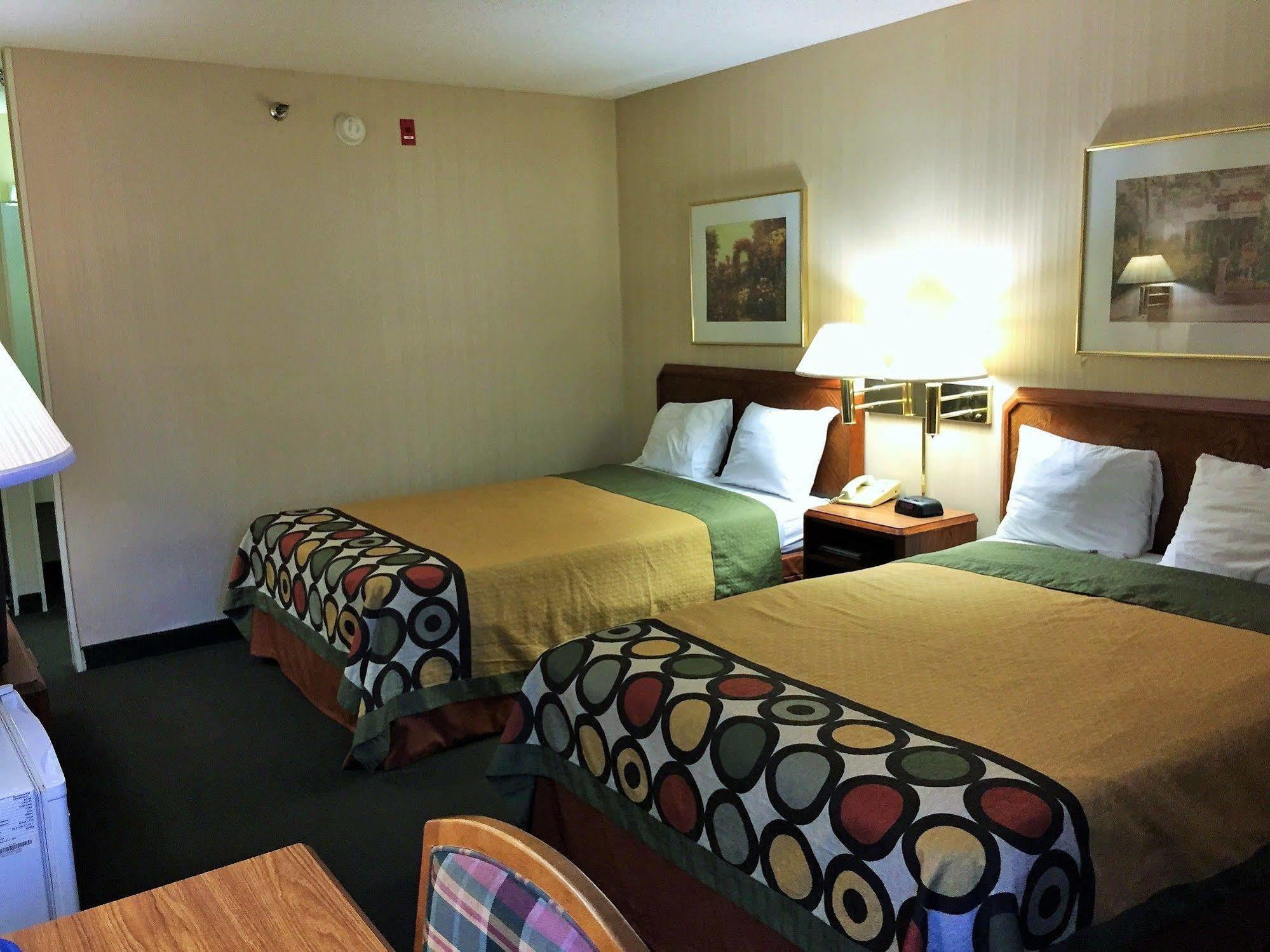 Hotel Super 8 By Wyndham Madison East Exterior foto