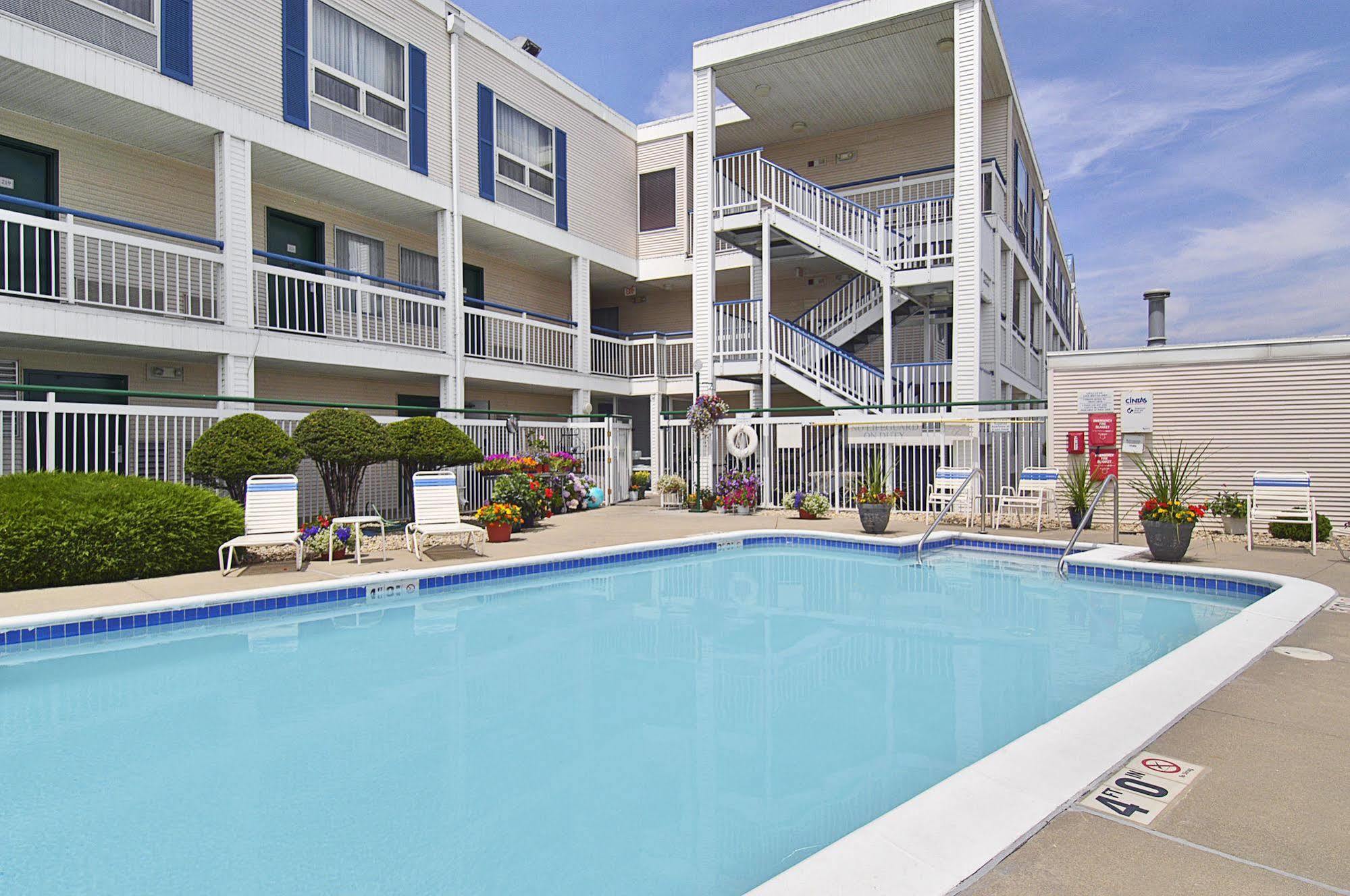 Hotel Super 8 By Wyndham Madison East Exterior foto